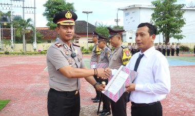 Kapolres Sumenep Beri Reward Kapada Anggota Yang Respons Cepat Laporan Warga